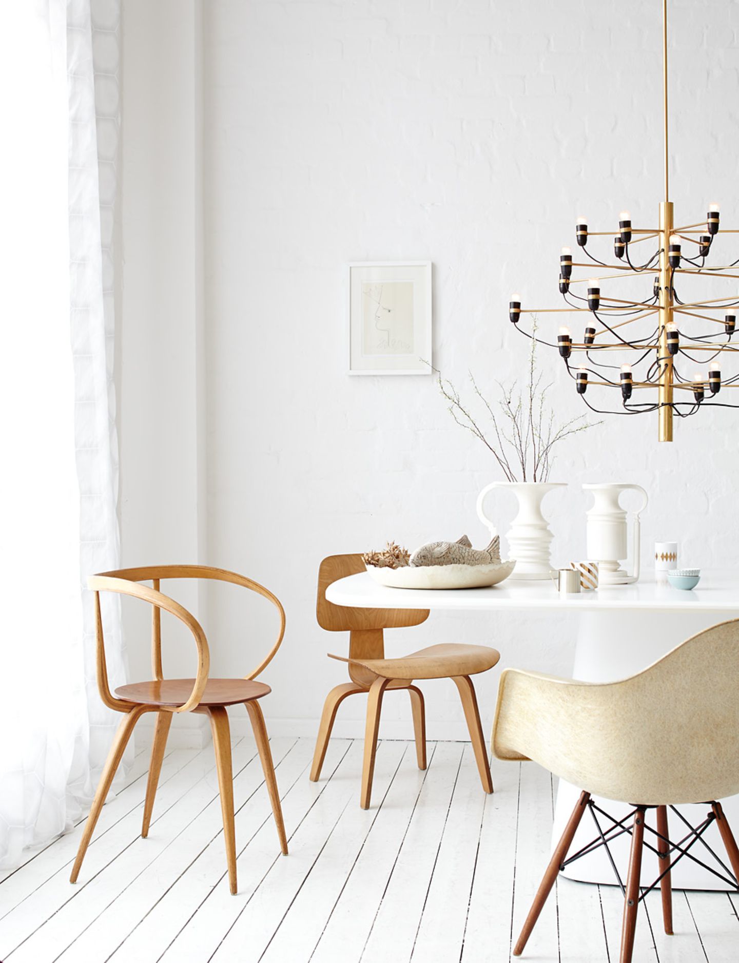 Stühle in hellen Brauntönen und Beige für den weißen Essbereich - Bild 2