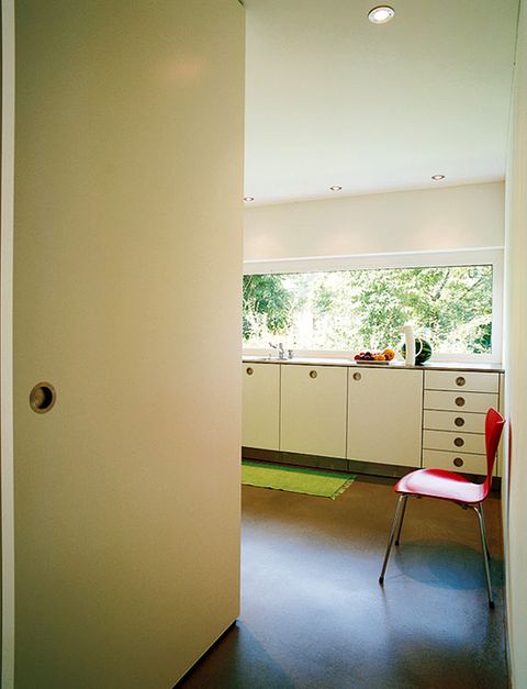 Helle Küche mit dunklem Boden - Bild 5 - [SCHÖNER WOHNEN]