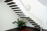 In die Wand eingelassene Treppenstufen