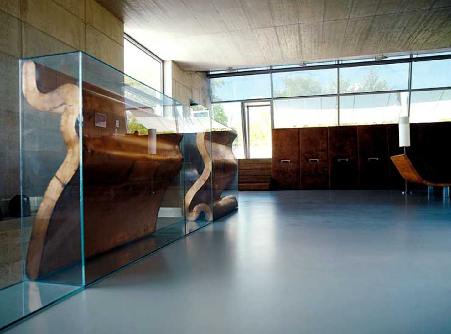 Bibliothek mit Schubladen-Schränken