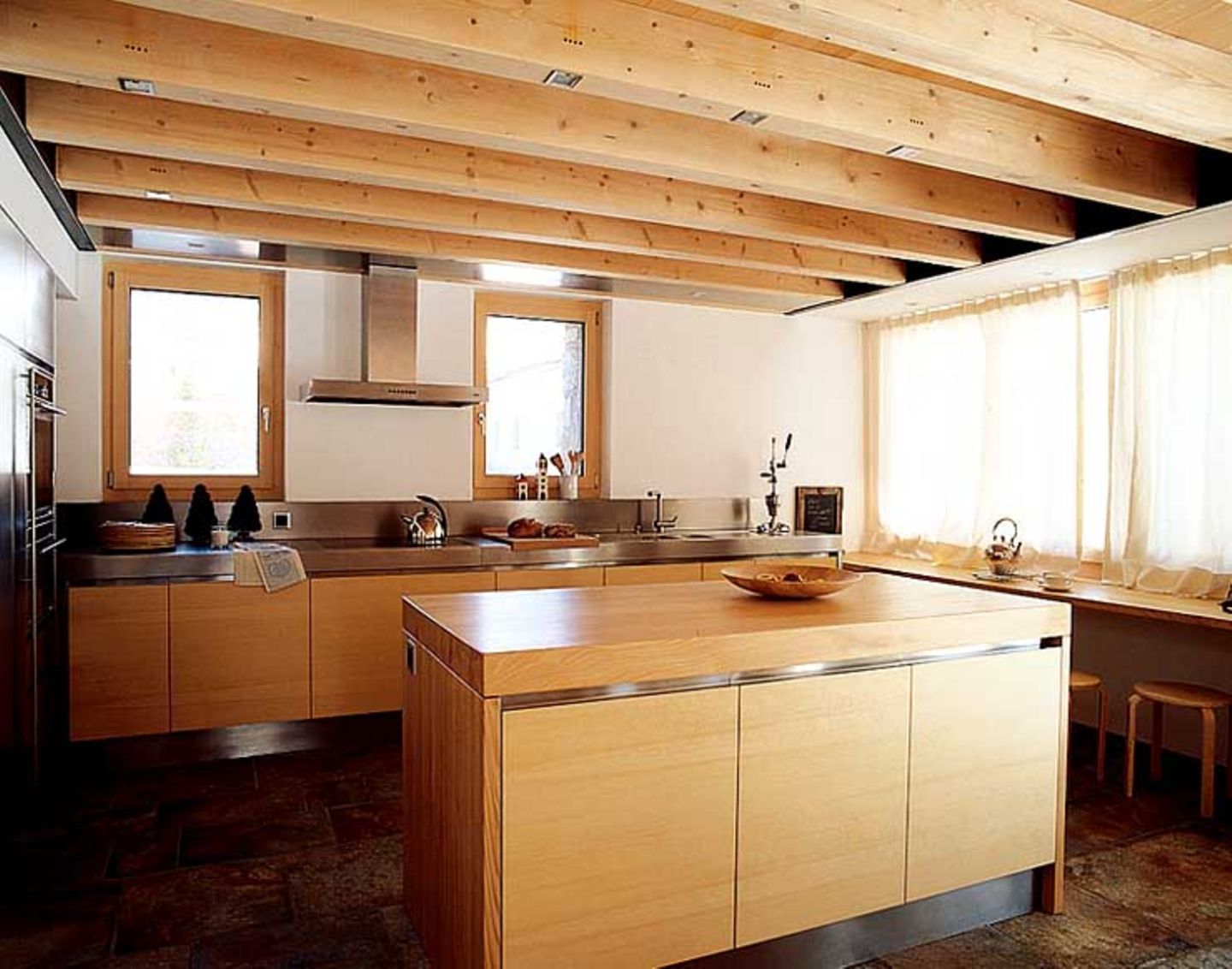 Küchenmöbel mit astreinem Tannenholz