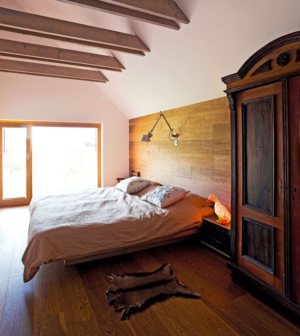 Architektenhäuser: Schlafzimmer mit Deckenbalken - Bild 6 - [SCHÖNER