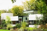Kantiger Bau aus Aluminium und Glas