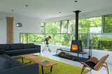 Modernes Wohnzimmer zwischen den Wipfeln