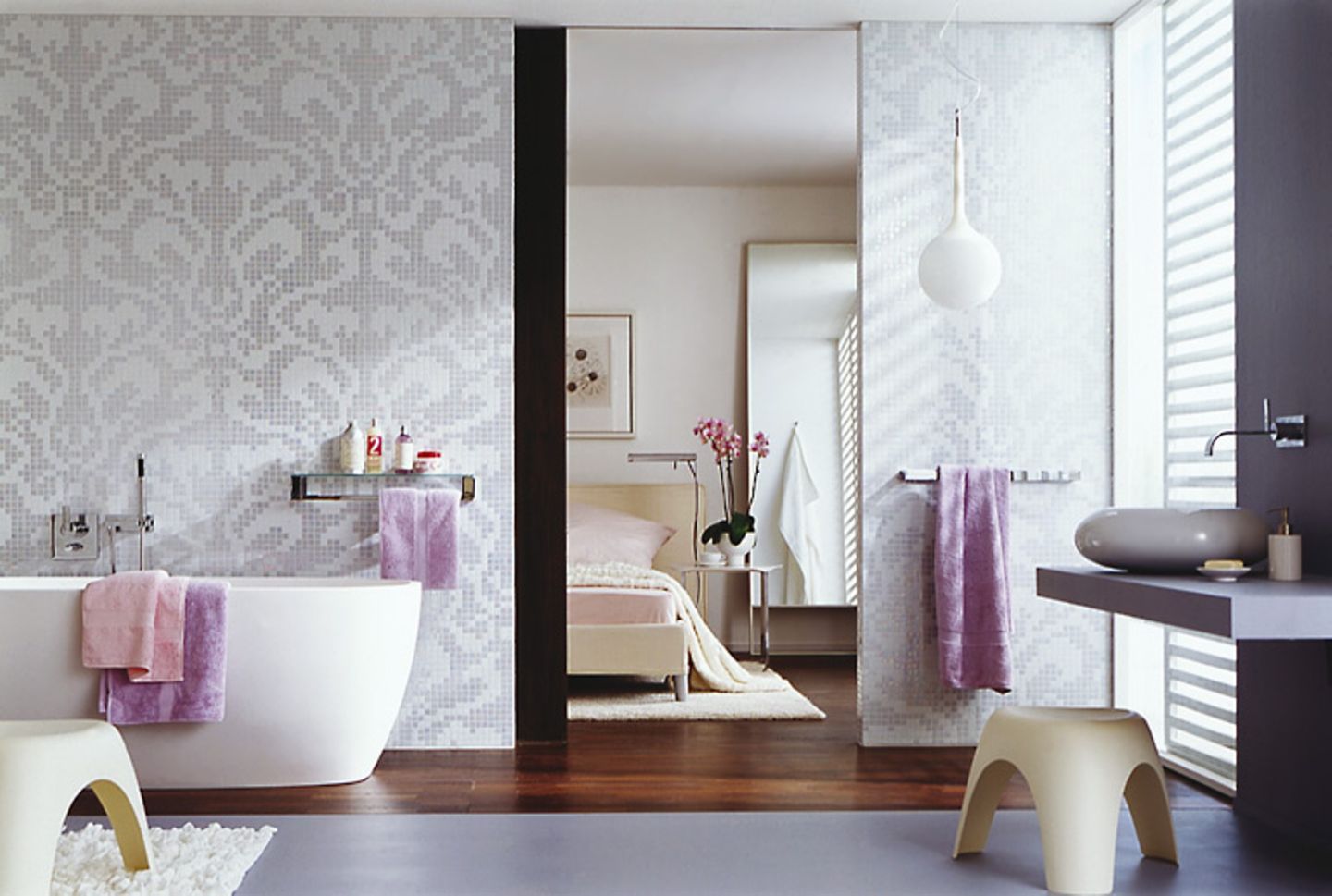 Stilvolles Bad mit Mosaikfliesen in floralem Muster