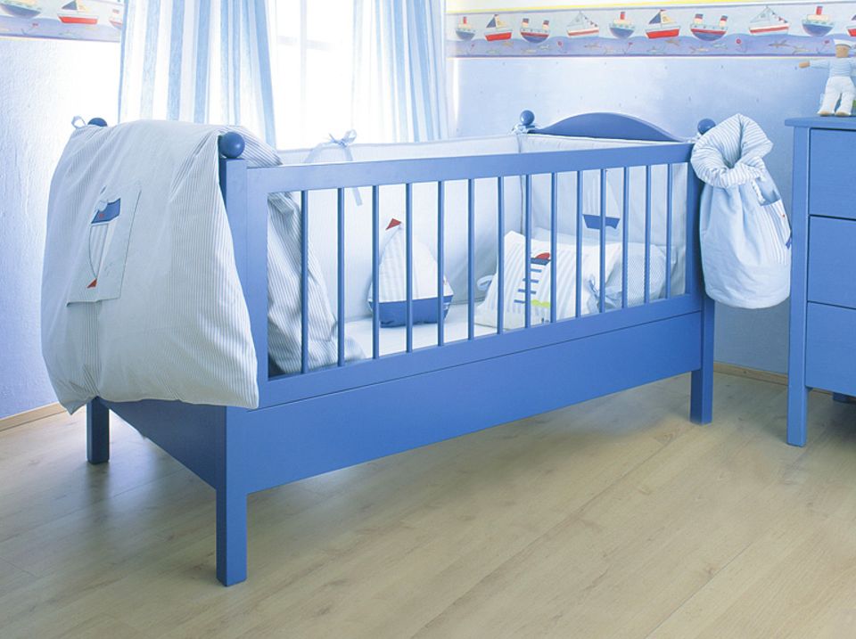 Babybett "Lillebro" im maritimen Stil - Bild 3 - [SCHÖNER WOHNEN]