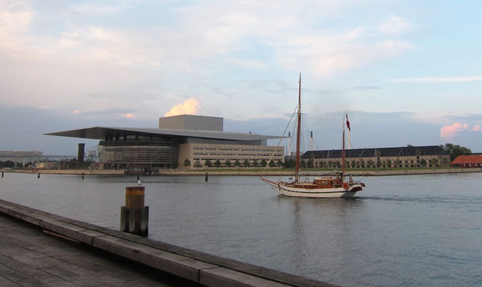 Reisetipps: Aussichtsplatz am Wasser: die Holzterrasse vor dem neuen Schauspielhaus mit Blick auf die Oper. Reisetipps: Aussichtsplatz am Wasser: die Holzterrasse vor dem neuen Schauspielhaus mit Blick auf die Oper.