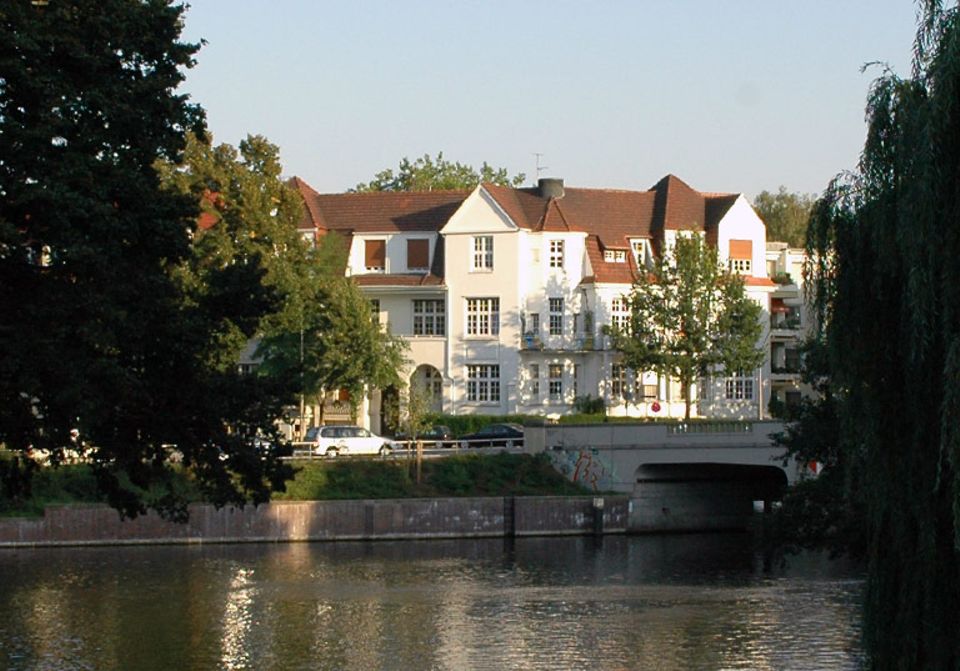 Typisch für Hamburg: weiße Villen am Wasser – und viel Grün. Typisch für Hamburg: weiße Villen am Wasser – und viel Grün.