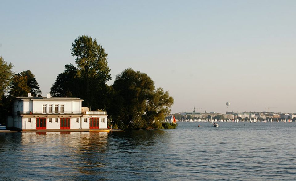 Ein See mitten in der Stadt: die Alster. Ein See mitten in der Stadt: die Alster.