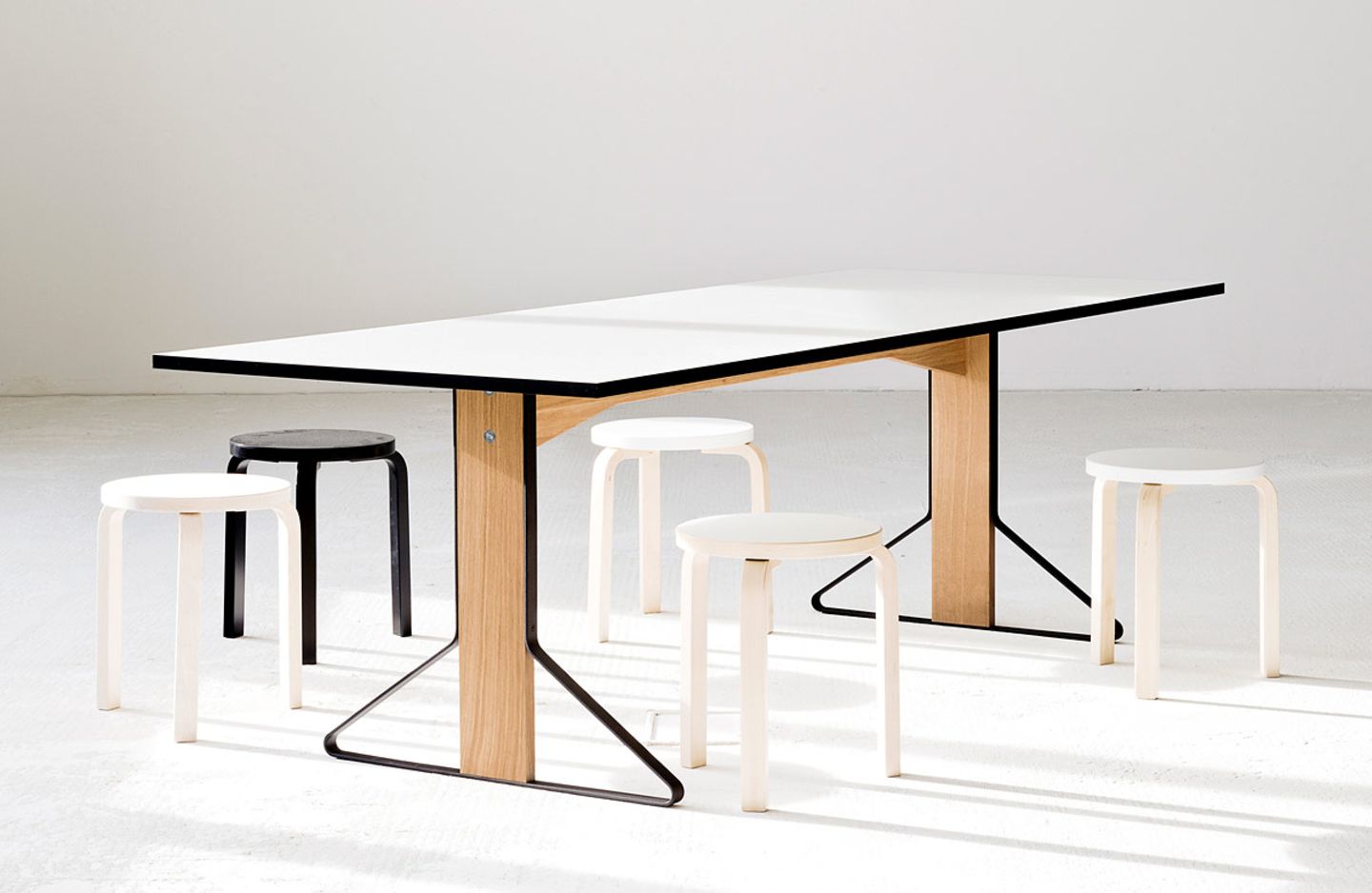Tisch "Kaari" von Ronan und Erwan Bouroullec für Artek