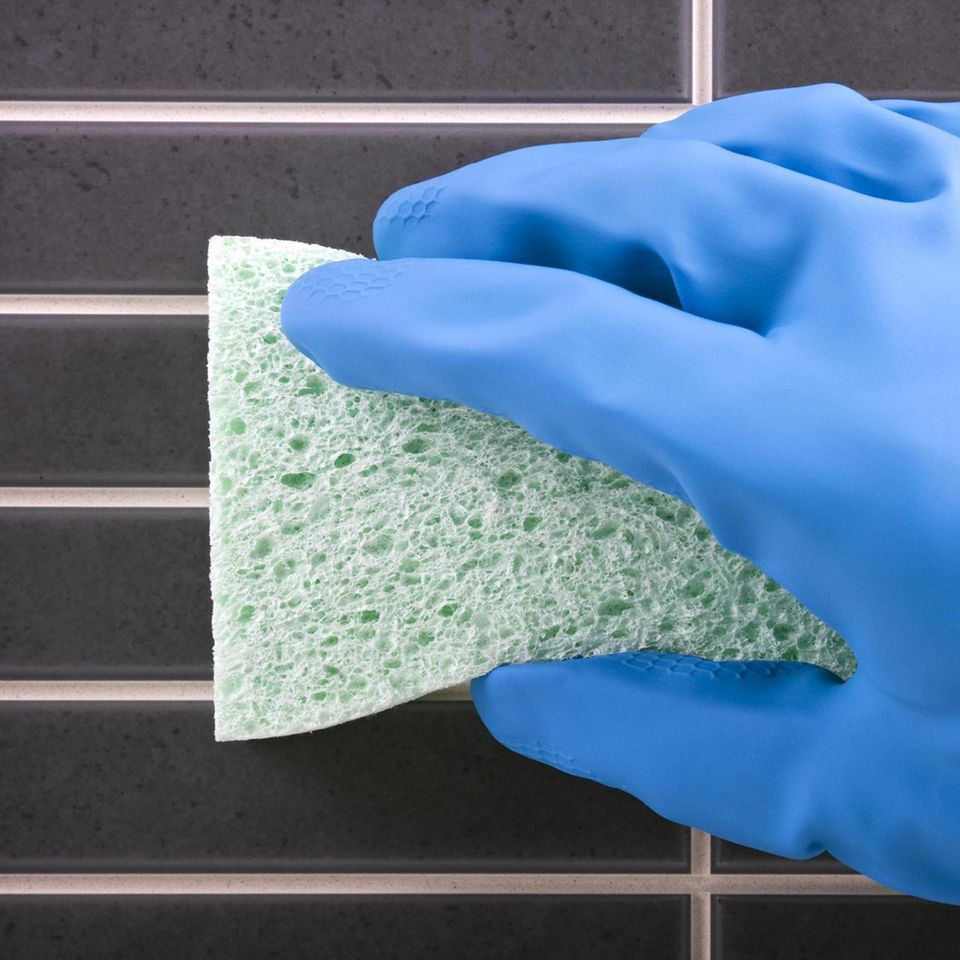 Badewanne reinigen diese Hausmittel helfen gegen Schmutz [SCHÖNER WOHNEN]