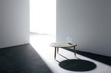 Die Tischleuchte "Marble Light" in einem spartanisch dekorierten Raum