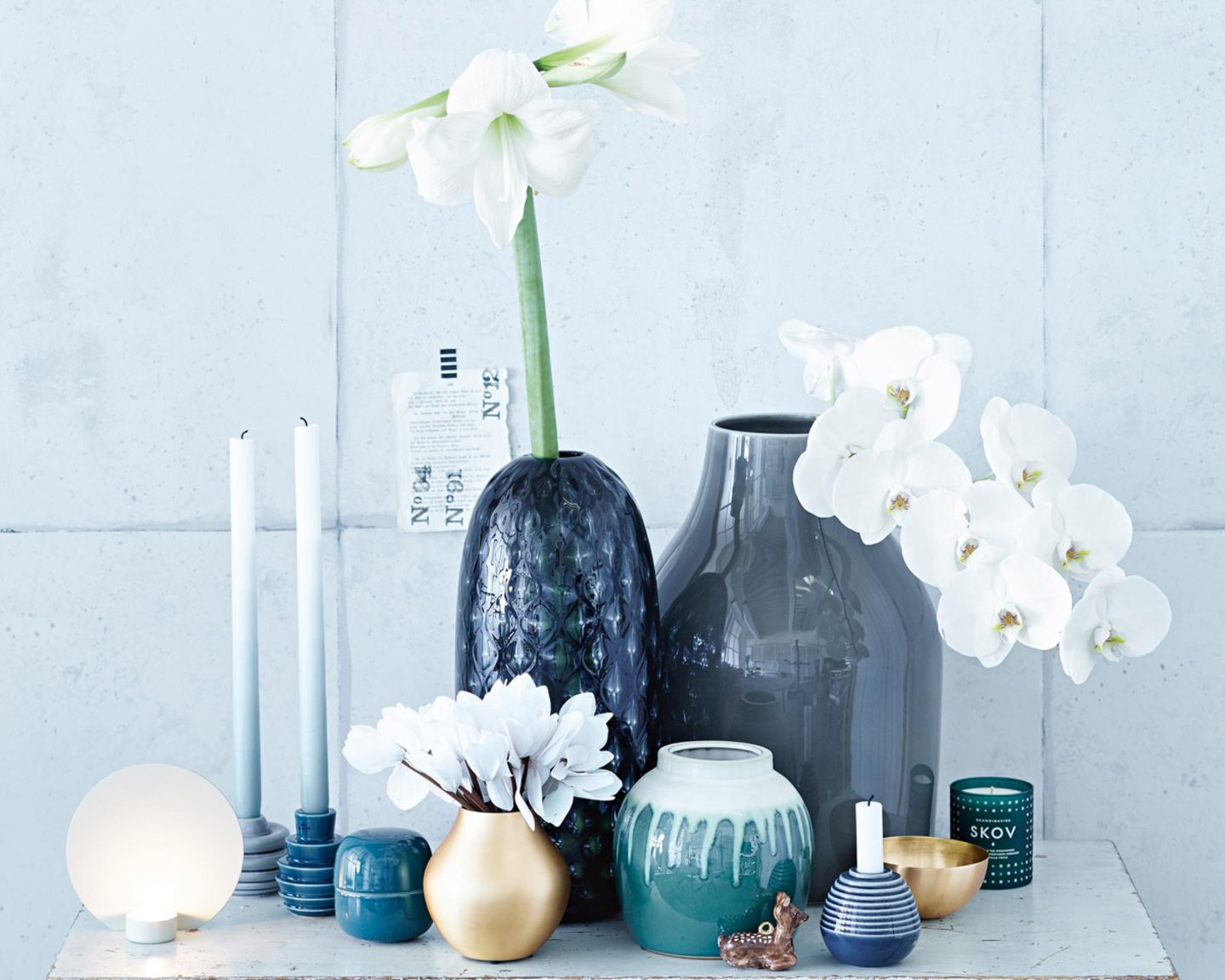Amaryllis, Orchidee & Alpenveilchen in verschiedenen Vasen