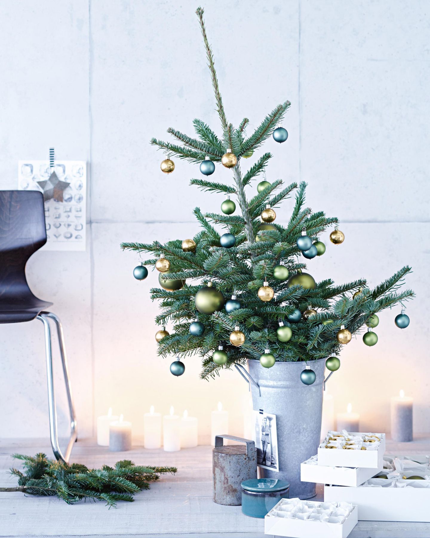 Weihnachtsbaum im Zinneimer