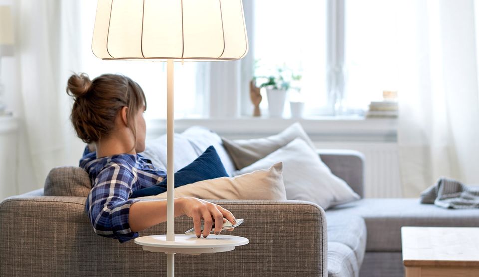 Ikea: Kleinmöbel und Leuchten laden drahtlos Handy und Tablet-PCs auf