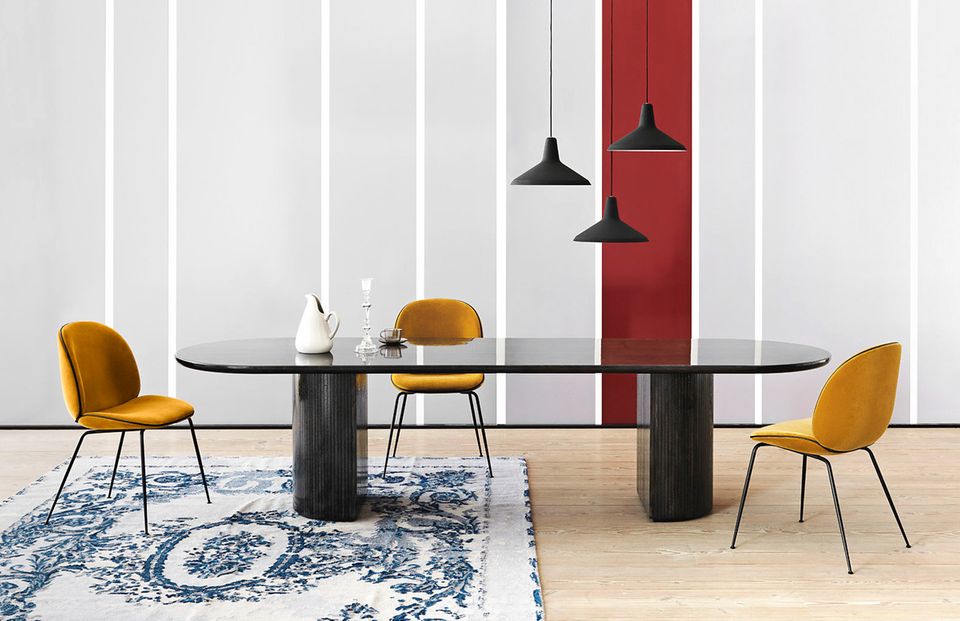 Stühle mit Samtbezug in Gelb von Gubi - Bild 7 - [SCHÖNER WOHNEN]