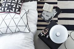 Textilien, Bettwäsche und Teppiche in Schwarz-Weiß