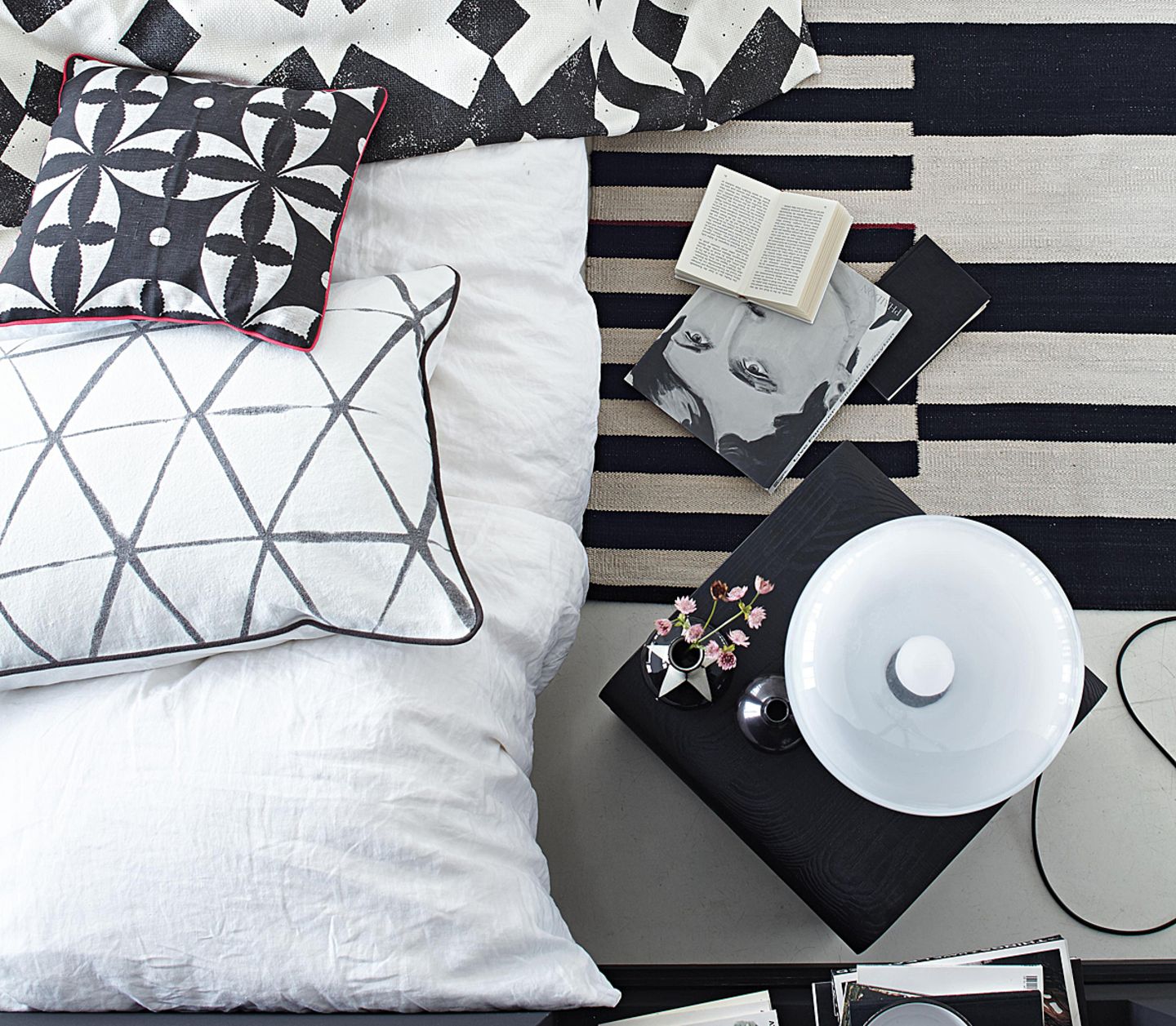 Textilien, Bettwäsche und Teppiche in Schwarz-Weiß