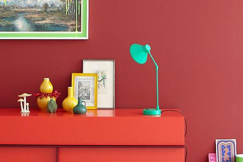 Sideboard und Wandfarbe in Rot