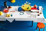Gedeckter Tisch mit starken Farben im Memphis-Look
