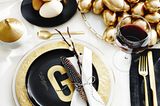 Festliche Ostertafel in Gold, Schwarz und Weiß