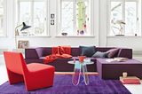 Wohnzimmer in Rot- und Lilatönen