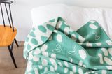Decke "Swan Blanket" von Kauniste in Türkis