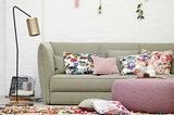 Sofa und Pouf in pastelligen Frühlingsfarben