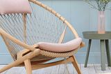 Sessel aus Holz mit Kissen in Rosa