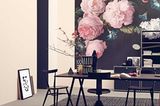 Wand mit großformatigem Blumenmuster