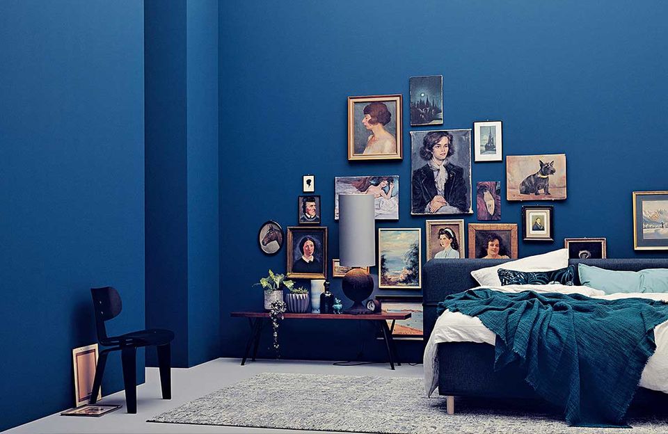 Schlafzimmer mit dunkelblauen Wänden