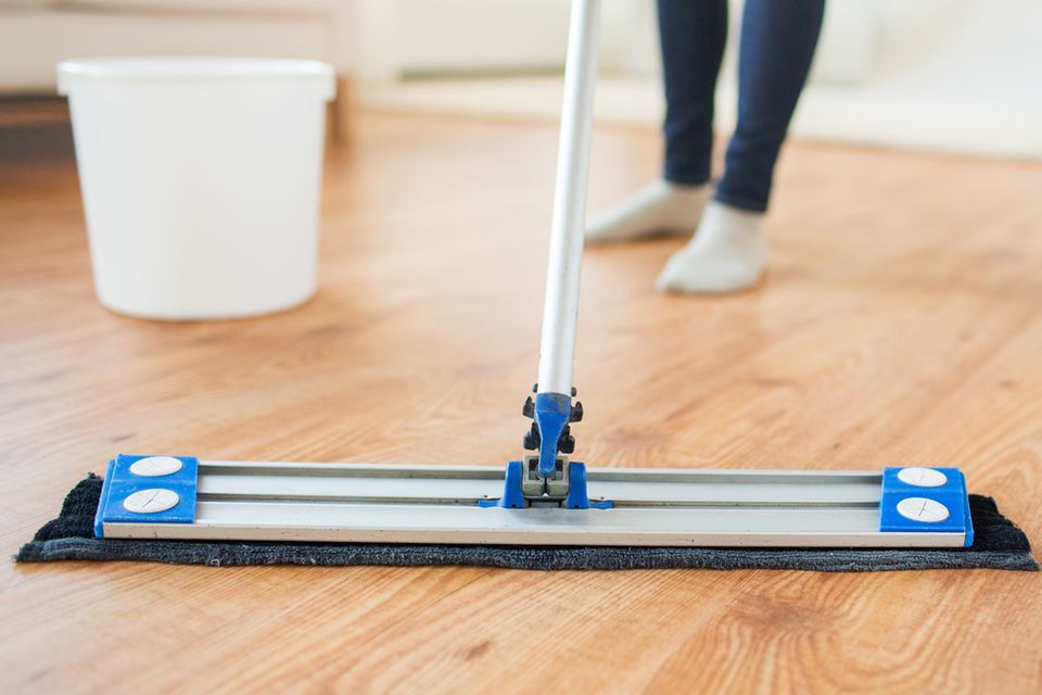 Dielen mit Schrubber wischen