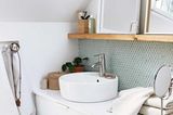 Kleines Badezimmer mit Badezimmermöbeln von Ikea in Weiß