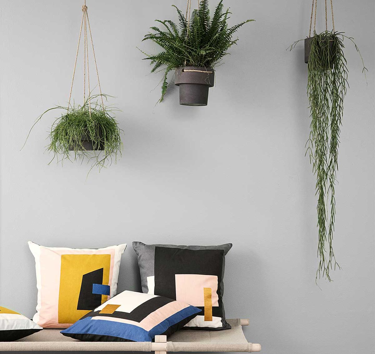 Wohnen mit Zimmerpflanzen - Pflanzgefäße zum Hängen von Ferm Living