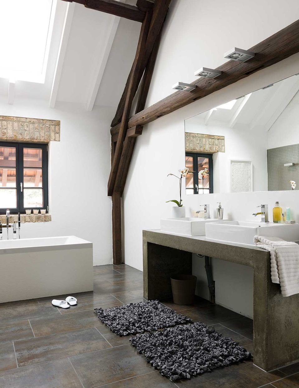 Badezimmer in einem zum Loft umgebauten Bauernhof Badezimmer in einem zum Loft umgebauten Bauernhof