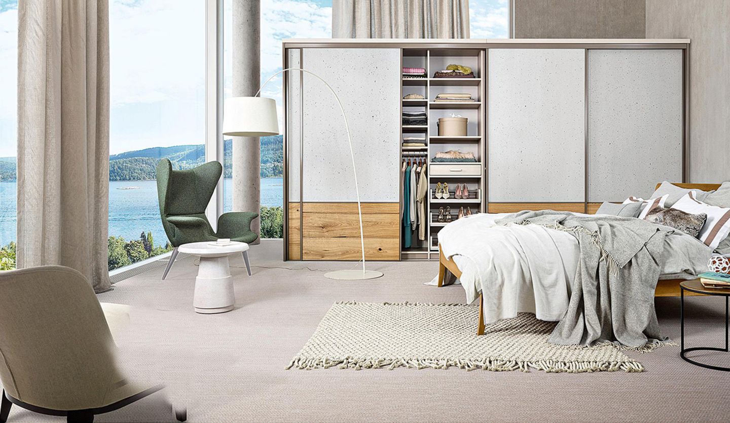 Schrank mit Innenprogramm 