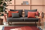 In Terrakotta gehaltenes Sofa-Ambiente
