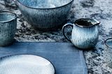 "Nordic Sea": Teller, Becher und Schüsseln von Broste Copenhagen