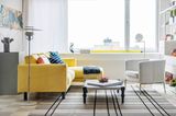 Gelbes Sofa mit Bemz-Bezug für Ikea-Möbel in einem kleinen Wohnzimmer