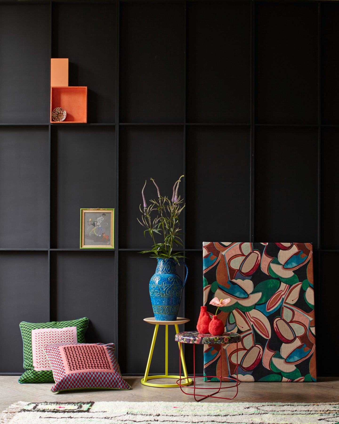 Leuchtend: Farbige Accessoires vor dunklem Hintergrund