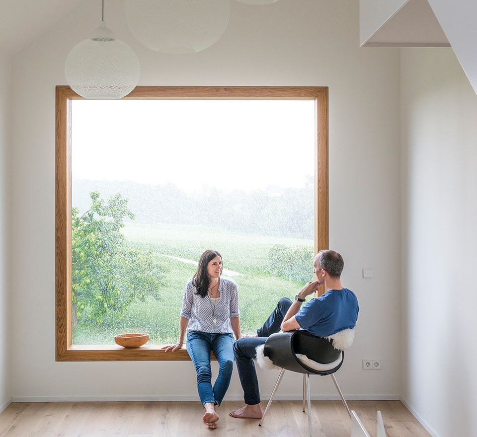 Dreifach verglaste Fenster sind dreimal so dicht wie einfach verglaste Haus des Jahres 2016: Minimalistisches Satteldachhaus - großes Sitzfenster