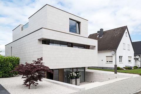 Haus des Jahres 2016: Modernes Einfamilienhaus mit Souterrain und Hochparterre