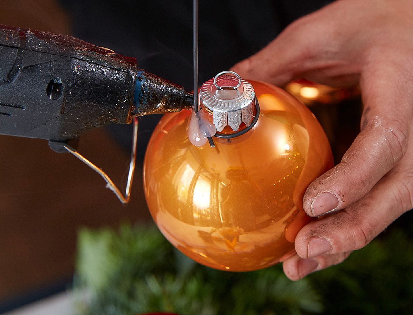 Weihnachtskugeln für den Adventskranz - so halten sie bombenfest