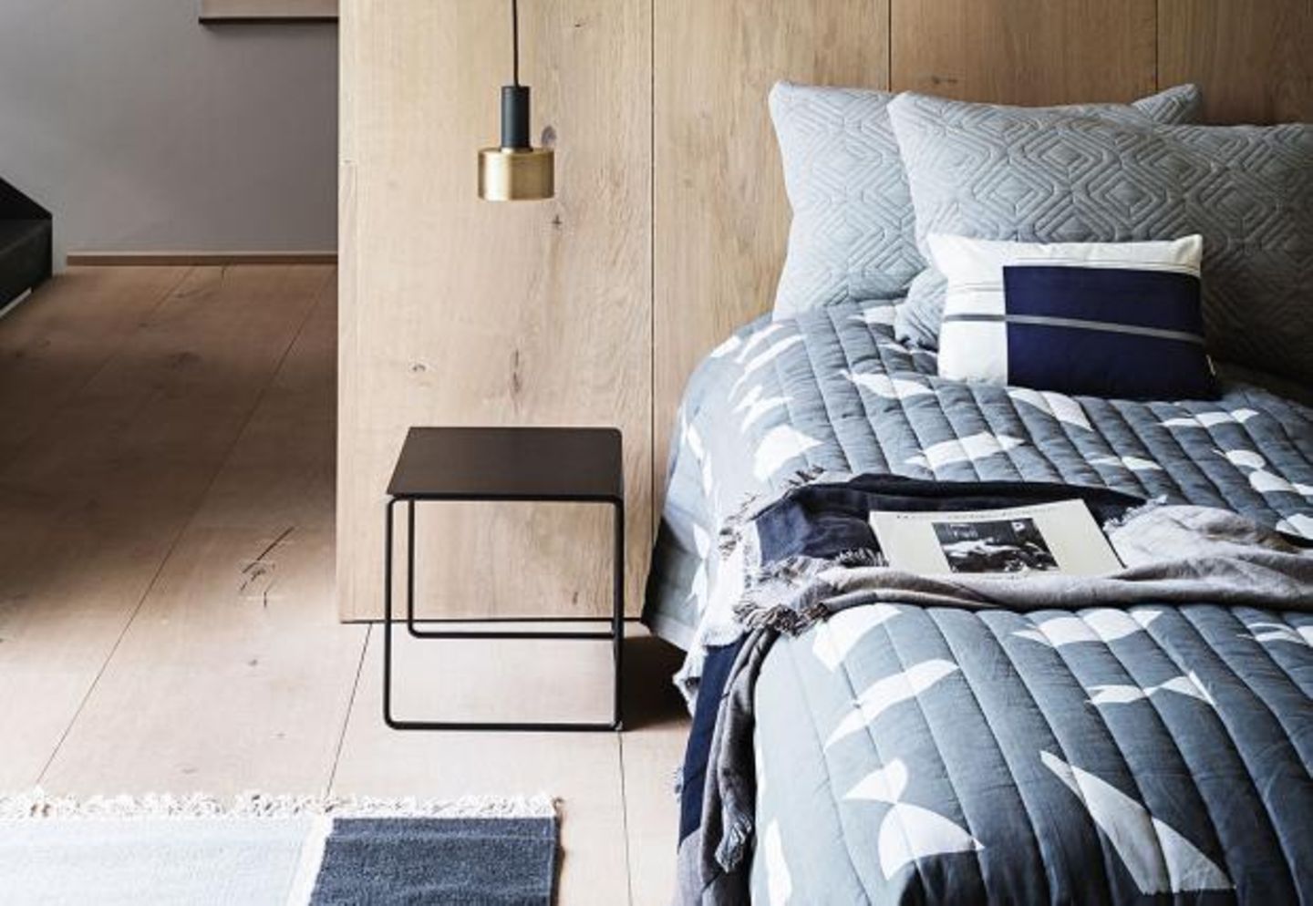 Schlafzimmer mit Textilien und Deko von Ferm Living