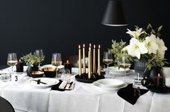 Weihnachtlicher Tisch in Schwarz und Weiß