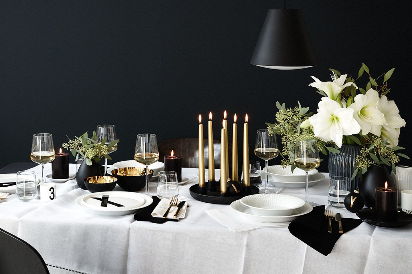 Weihnachtlicher Tisch in Schwarz und Weiß