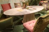 Tisch "Mauna Loa" und "Ohlinda Chair" von Bretz