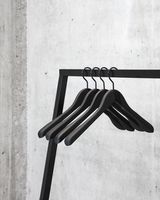 Ganz in Schwarz: "Soft Coat Hanger" von Hay