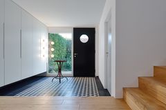 Modernisiertes 60-Jahre-Doppelhaus: Eingang mit Flur