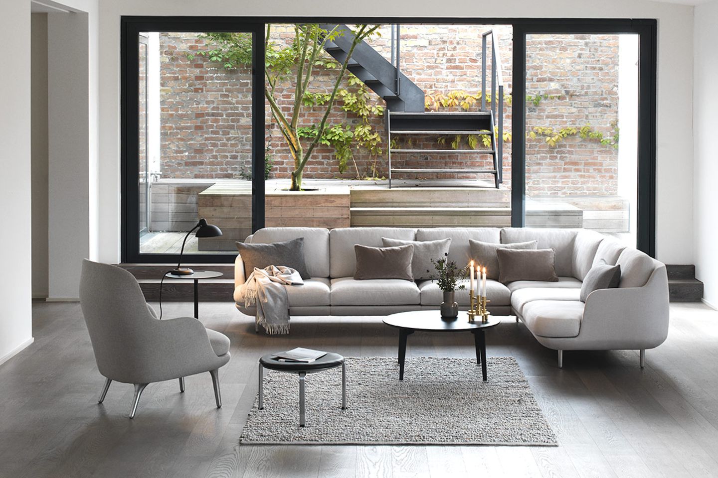 Das graue Sofa im Wohnzimmer
